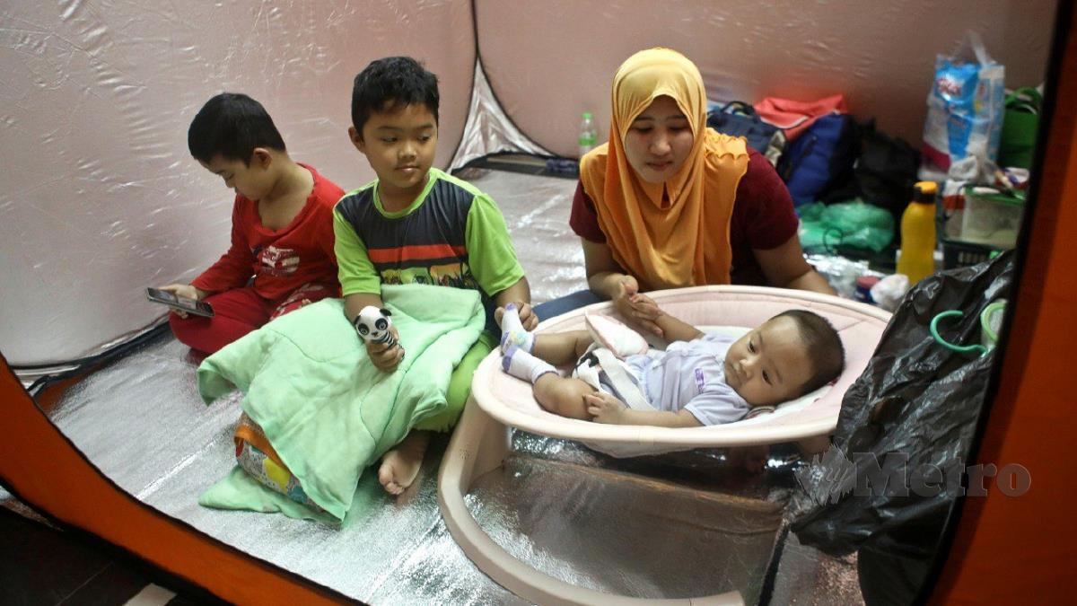 NUR Ashiqin bersama anak-naknya berpindah ke PPS Kampung Shukor. FOTO Ghazali Kori.