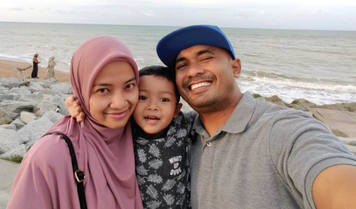 MOHD Syafiq dan Zaisma bersama anak angkat mereka, Mohamad Umar. FOTO Ihsan Mohd Syafiq Mohamad Fadeli