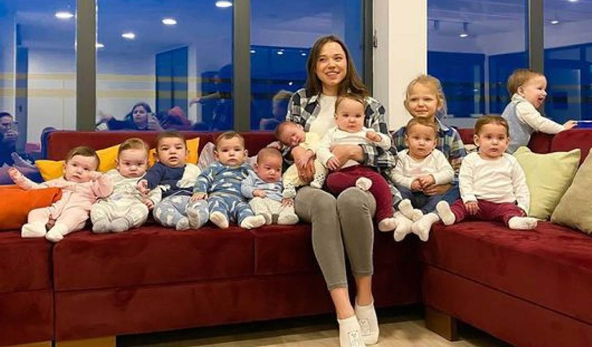 CHRISTINA bersama 11 anaknya. FOTO Instagram batumi_mama