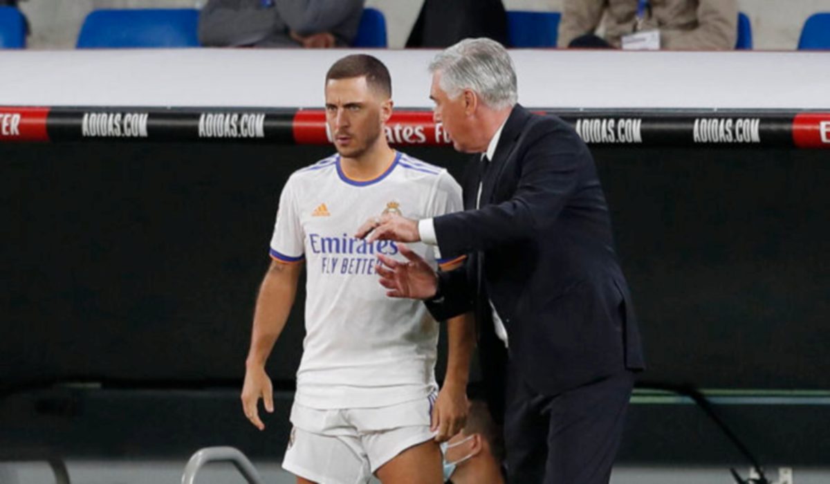 Pengendali Real Madrid, Carlo Ancelotti memberi arahan kepada Hazard (kiri) dalam salah satu aksi La Liga. FOTO Agensi 