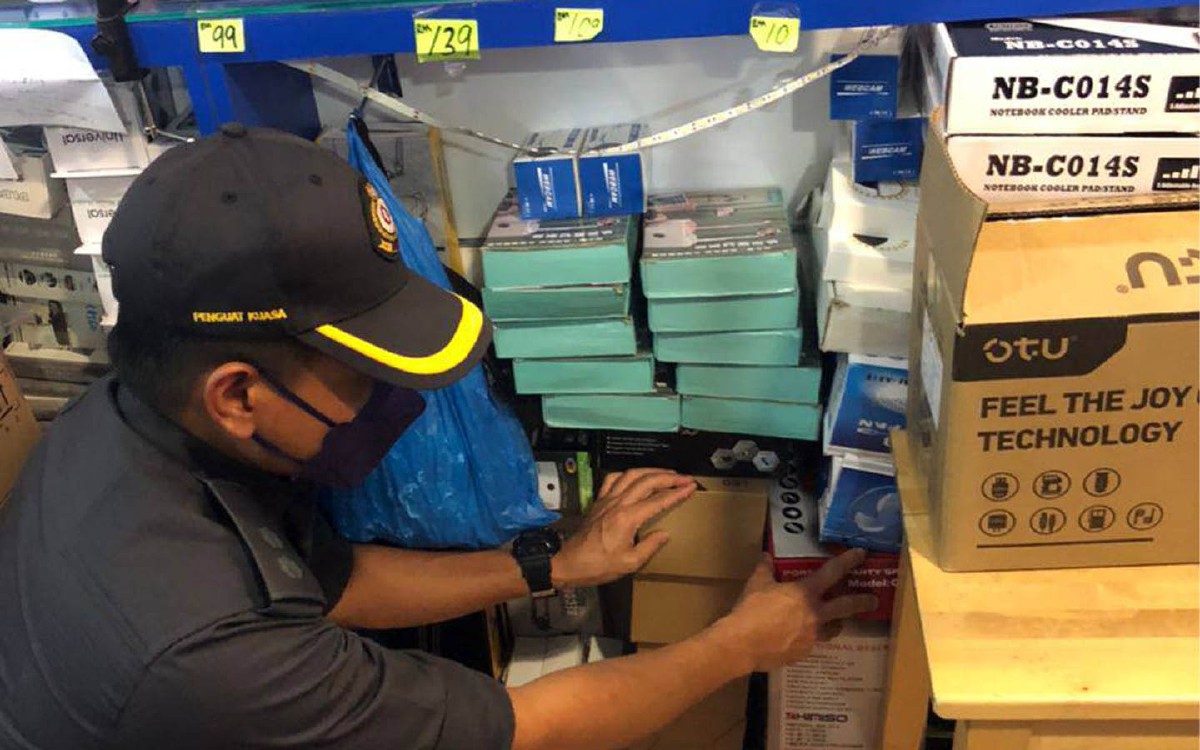 Anggota penguatkuasa KPDNHEP menjalankan pemeriksaan di tiga premis di sebuah pusat beli-belah Petaling Jaya, selepas disyaki menjual alat teknologi penstriman dalam serbuan minggu lalu. FOTO IHSAN KPDNHEP