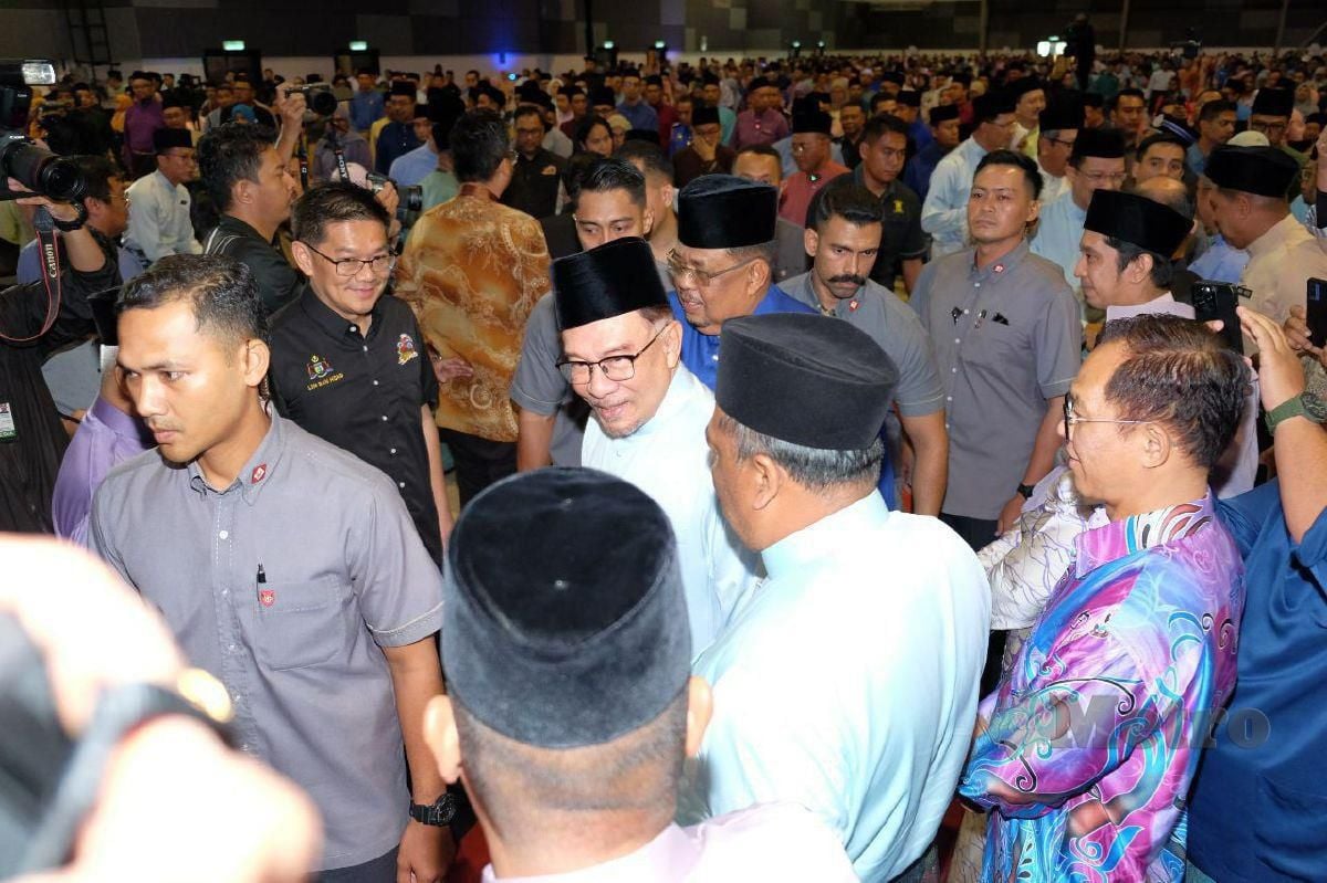 ANWAR diiringi Ab Rauf bersalaman dengan penjawat awam pada Majlis Perjumpaan dan Menyampaikan Amanat Kepada Penjawat Awam Melaka, di MITC Ayer Keroh, hari ini. FOTO Amir Mamat