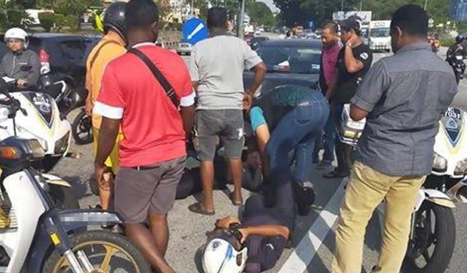DUA anggota polis cedera selepas motosikal ditunggang mereka dilanggar kereta di persimpangan lampu isyarat di Jalan Semenyih, Kajang. FOTO Ihsan pembaca