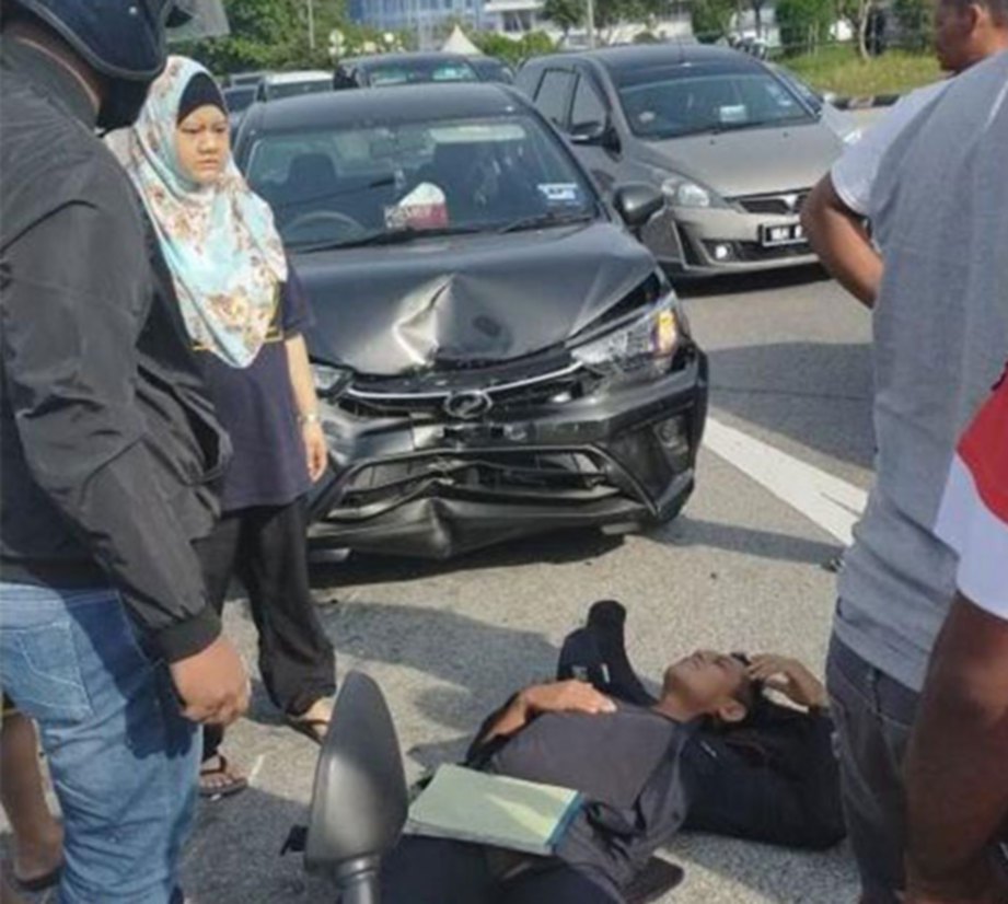KEADAAN kereta yang dipandu seorang lelaki melanggar dua motosikal Unit Rondaan Bermotosikal (URB) ditunggang dua anggota polis. FOTO Ihsan pembaca