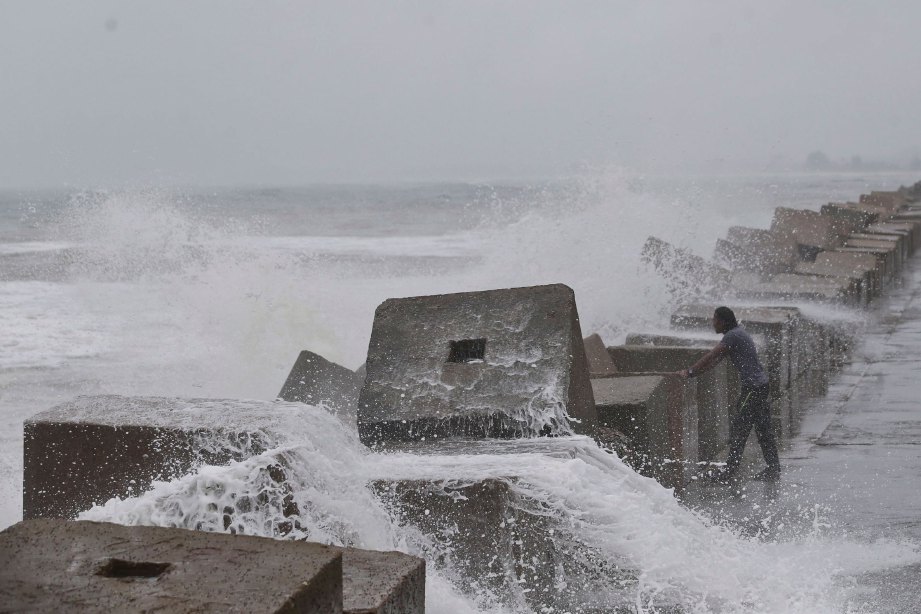 KEADAAN angin kencang dan laut bergelora menyebabkan ombak besar menghempas benteng di Pelabuhan Perikanan Chendering.