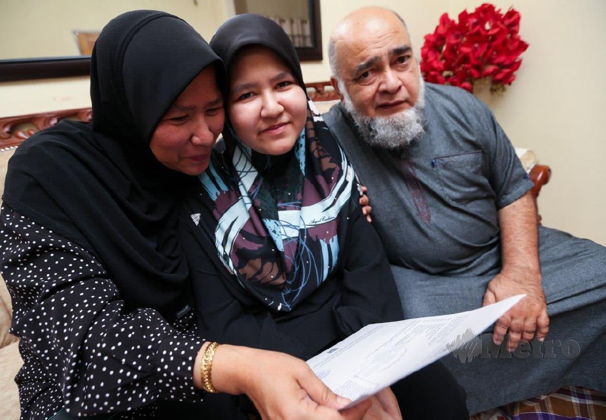 SITI Nur Amalin diraikan ibu bapanya, Hasmawati dan Kamal Samsul apabila berjaya memperolehi keputusan 6A dalam SPM 2023 ketika ditemui di rumahnya di Kampung Sri Aman, Kubang Kerian, di sini, hari ini. FOTO Nik Abdullah Nik Omar