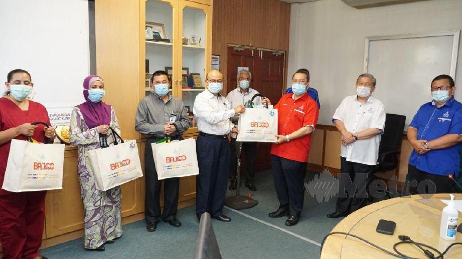 ABDUL Fattah (tiga dari kanan) menyampaikan sumbangan kepada Dr Sha’ari di Klinik Kesihatan Kelana Jaya, hari ini. FOTO ihsan Angkasa