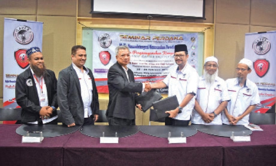 MOU ditandatangani Dr Mohamad (tiga dari kiri) bersama Mohd Adzhar (tiga dari kanan) disaksikan Dekan Fakulti Perubatan Tradisional dan Komplementari Profesor Madya Dr Ibrahim Usman (dua dari kiri).