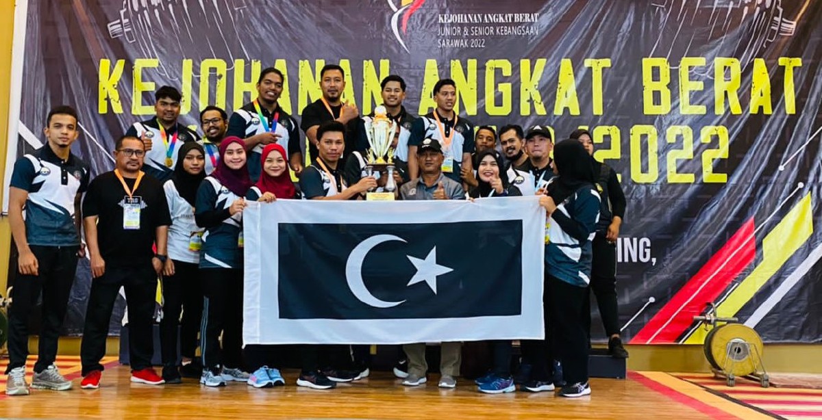 Kontinjen angkat berat Terengganu ceria selepas muncul juara keseluruhan Kejohanan Angkat Berat Junior dan Senior Kebangsaan 2022. FOTO Ihsan PBBABT