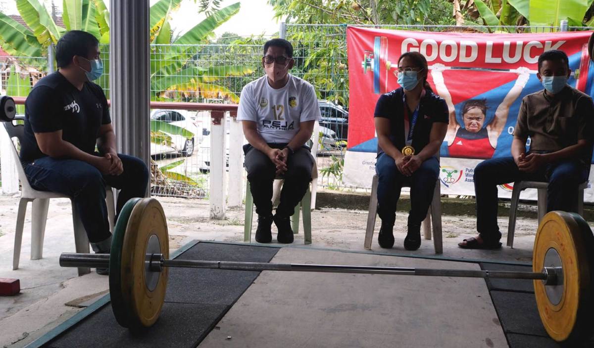 AHMAD Faizal (dua, kiri) ketika melawat garaj yang dijadikan tempat latihan angkat berat pemenang pingat emas Sukan Olimpik, Hidilyn Diaz (dua, kanan) di Kesang Tua. FOTO BERNAMA