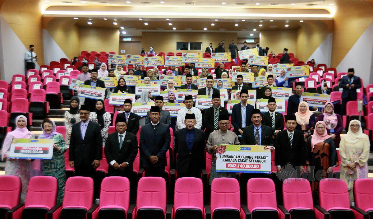 SYED Anwar Jamalullail (barisan hadapan tengah) diiringi Mohd Sabirin (barisan hadapan lima dari kiri) bersama penerima sumbangan pada Majlis Serah Sumbangan Dana Tabung Kebajikan Pesakit Hospital (TKPH) dan Geran Pendidikan Pelajar OKU Lembaga Zakat Selangor di Hospital Al-Sultan Abdullah UiTM Kampus Puncak Alam, Kuala Selangor. FOTO Faiz Anuar