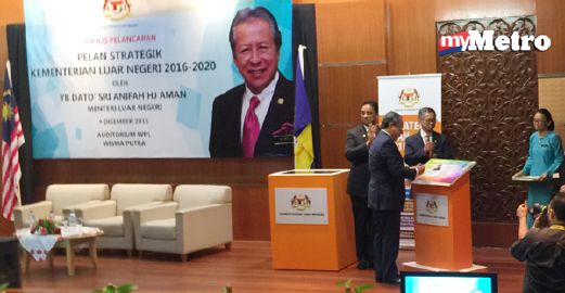 Anifah Aman melancarkan Pelan Strategik Kementerian Luar 2016-2020. - Foto HAYATI IBRAHIM