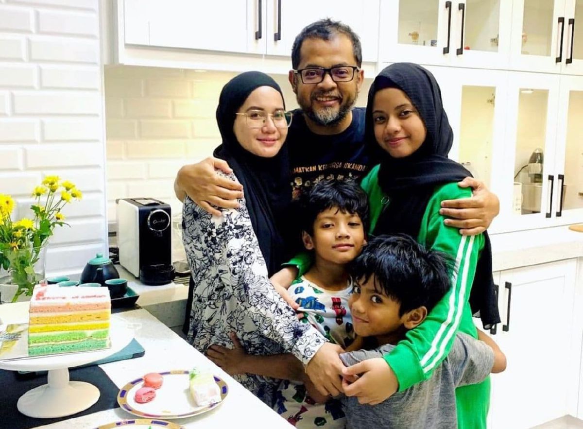 Foto kenangan Anita (kiri) bersama Allahyarham suami, Mohd Ismadi dan anak-anak.