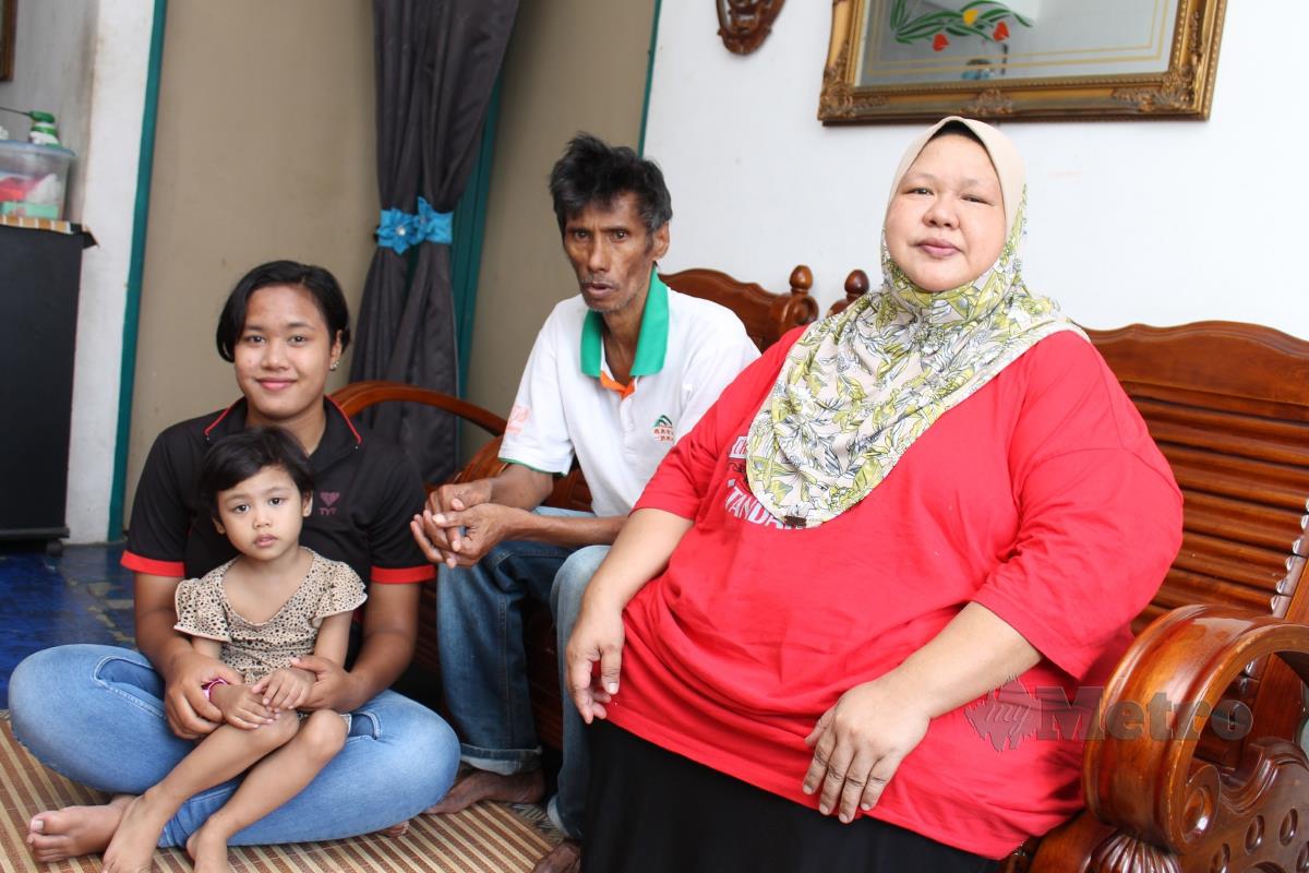 ANIZAL Zurina Zainal di sisi suami dan dua anak di rumah mereka di Projek Perumahan Rakyat (PPR) Taman Jasmin, Senawang. FOTO Mohd Amin Jalil