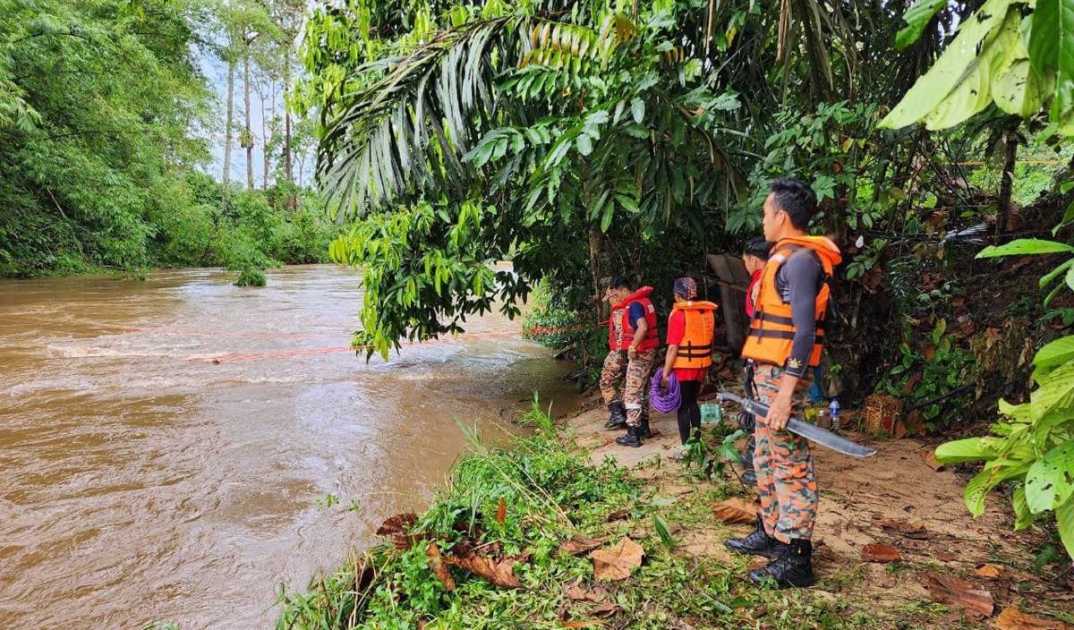 OPERASI mencari dan menyelamat (SAR) mencari kanak-kanak yang hilang dikhuatiri lemas di sungai berdekatan Teratak River View Lubuk Hantu, Simpang Empat, diteruskan pagi ini. FOTO Ihsan JBPM