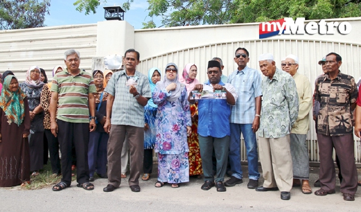 ADUN Teluk Air Tawar Datuk Jahara Hamid (tengah) bersama penduduk Bagan Belat, Teluk Air Tawar, Butterworth, yang membuat bantahan tindakan seorang wanita memelihara lebih 90 anjing liar. - Foto AMIR IRSYAD OMAR