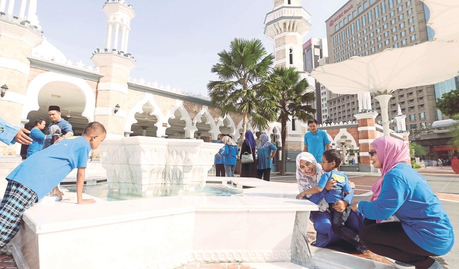 KETIKA sesi melawat sekitar masjid.