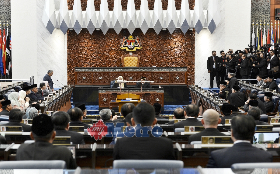 Annuar (berdiri kanan) bangun membantah ketika Perdana Menteri Tun Dr Mahathir Mohamad (berdiri kiri) mengusulkan nama Datuk Mohamad Arif Md Yusof sebagai Yang di-Pertua Dewan Rakyat . FOTO BERNAMA