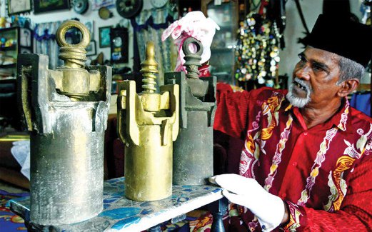 MOHD Ali bersama alat membuat laksa dikenal sebagai ‘ghepak laksa’ berusia kira-kira 150 tahun dan beratnya mencecah lapan kilogram setiap satu.