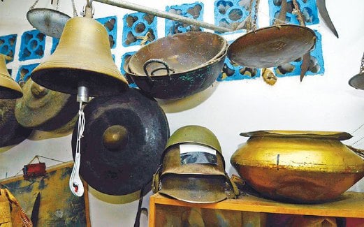 ANTARA koleksi barangan antik dan purba yang kebanyakannya diperbuat daripada besi dan tembaga berkualiti dan berusia lebih 100 tahun.