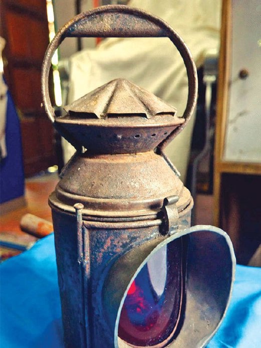 LAMPU isyarat di stesen kereta api India dikenali sebagai ‘Indian Railway’ menggunakan minyak tanah berusia 220 tahun dibeli pada harga RM500.