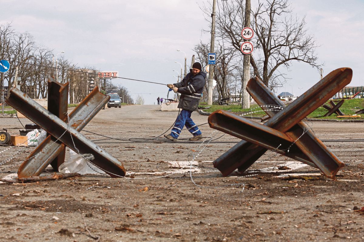 ALAT antikereta kebal diletakkan di jalan raya di Mariupol. FOTO Reuters