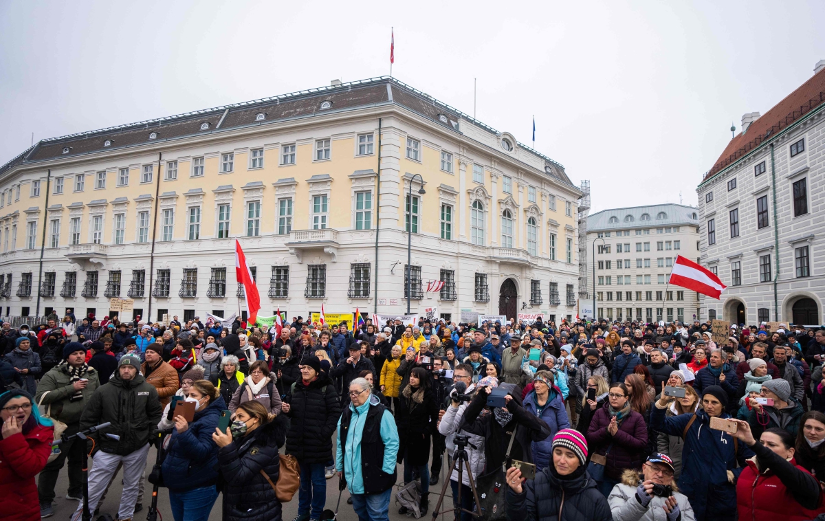 DEMONSTRASI antivaksin di Ballhausplatz, Vienna, pada 14 November 2021. FOTO APA/ AFP 