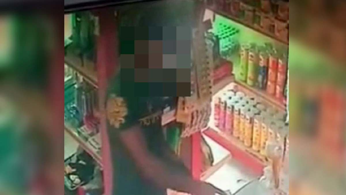 Lelaki dipercayai warga asing sedang dikesan polis kerana menunjukkan kemaluan kepada pekerja wanita di sebuah kedai serbaneka di Manjung. Foto Ihsan Pembaca 