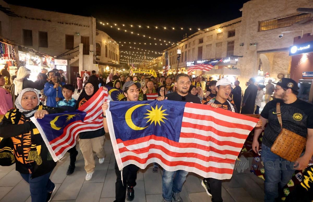 BAHANG aksi sulung Malaysia sudah mula dirasai di Qatar apabila puluhan penyokong Harimau Malaya berkumpul di Souq Waqif sempena Piala Asia 2023 di Doha. FOTO HAIRUL ANUAR RAHIM