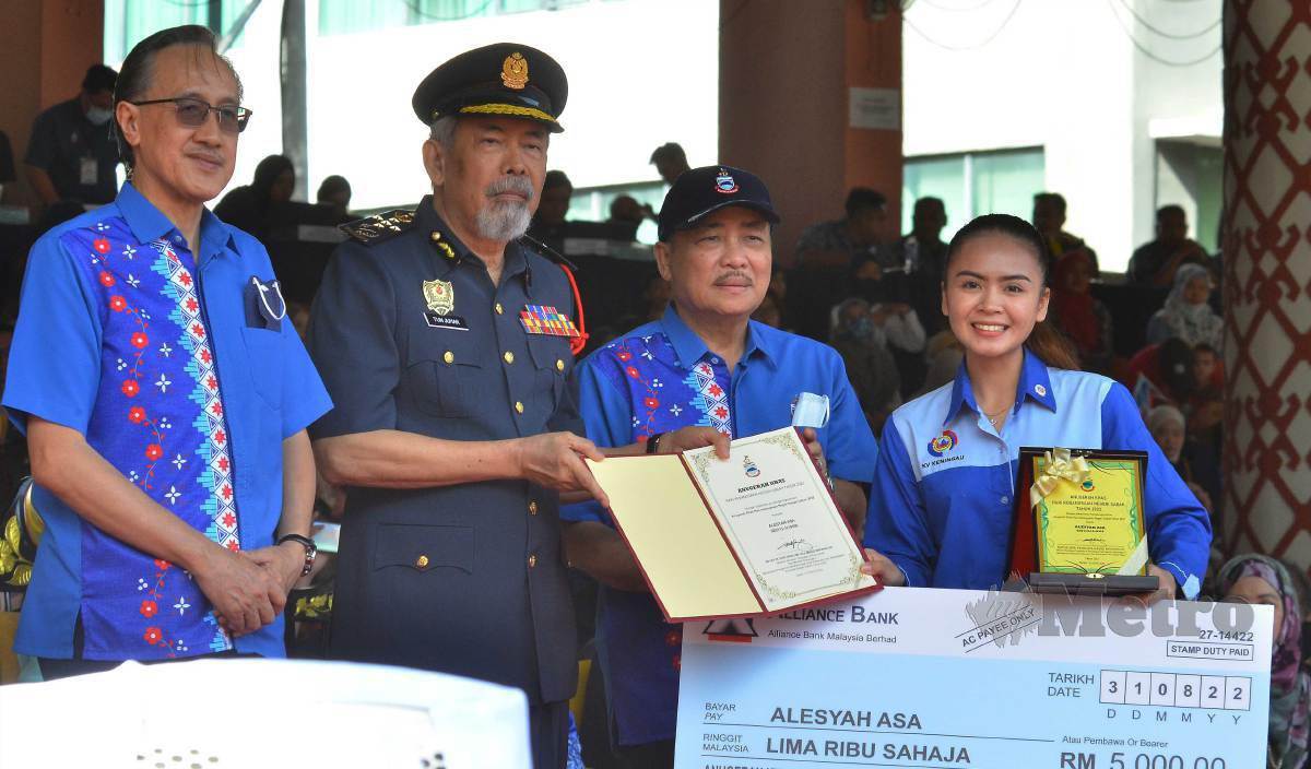 TUN Juhar Mahiruddin (dua kiri) menyampaikan Anugerah Khas Hari Kebangsaan Negeri Sabah Tahun 2022 kepada Alesyah Asa (kanan) pada Sambutan Hari Kebangsaan Peringkat Negeri Sabah Tahun 2022 di Padang Merdeka. FOTO Mohd Adam Arinin