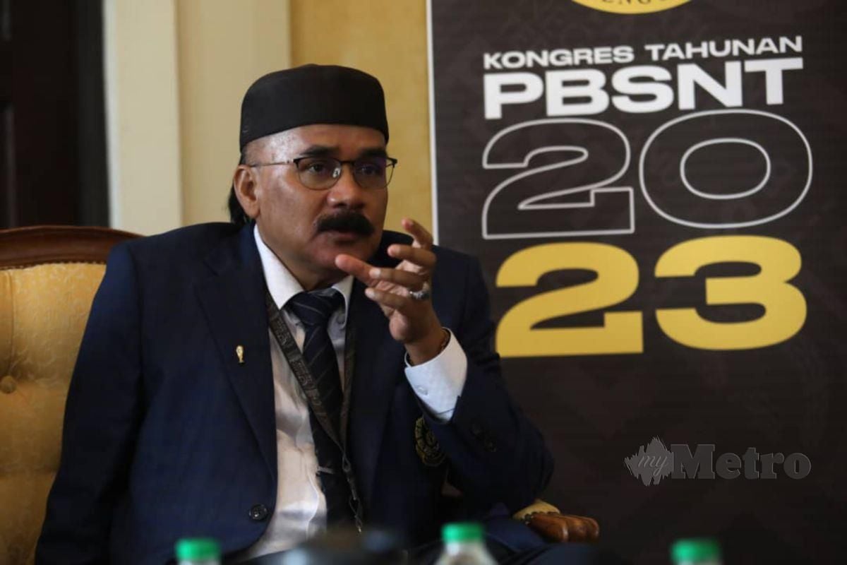 TIMBALAN Presiden PBSNT, Datuk Marzuki Sulong bakal perkenal Anugerah Bolasepak Terengganu tahun depan. FOTO GHAZALI KORI