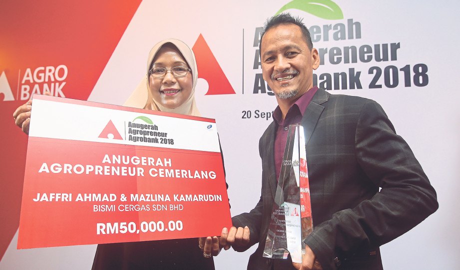 PENERIMA Anugerah Agropreneur Cemerlang, Jaffri Ahmad dan Mazlina Kamarudin.