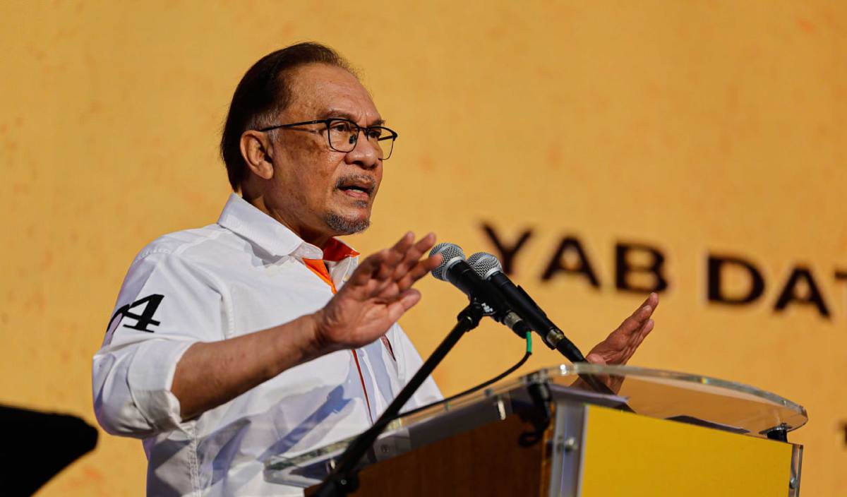 ANWAR menyampaikan ucapan pada Majlis Perasmian Sambutan Hari Peneroka Felda 2024 di Taman Ekspo Pertanian Malaysia (MAEPS) Serdang. FOTO BERNAMA 