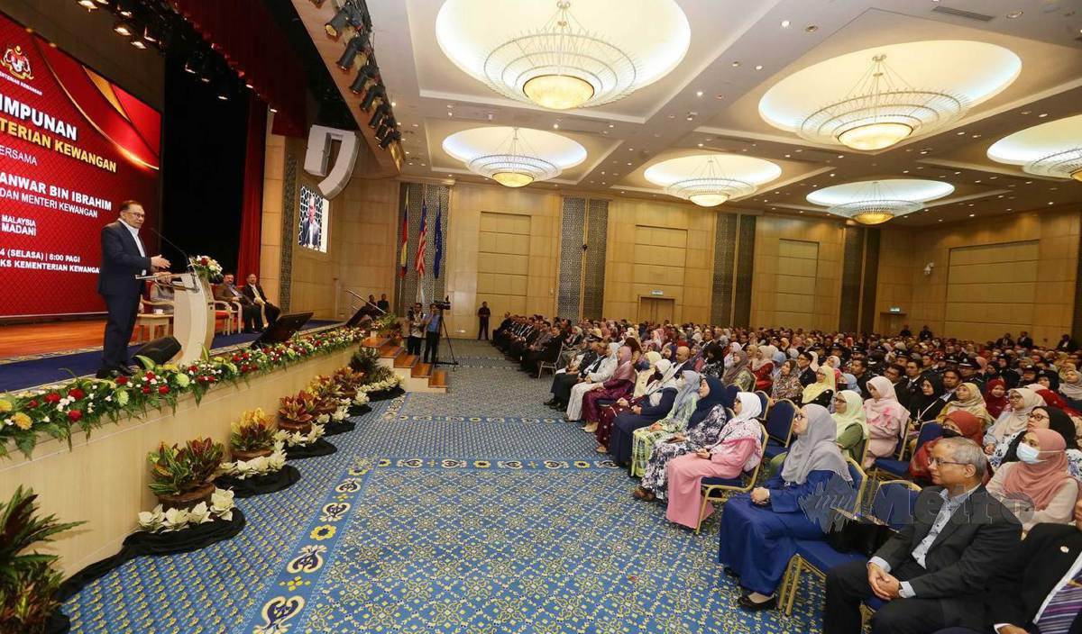 ANWAR berucap ketika Perhimpunan Bulanan bersama warga Kementerian Kewangan di Putrajaya. FOTO Mohd Fadli Hamzah