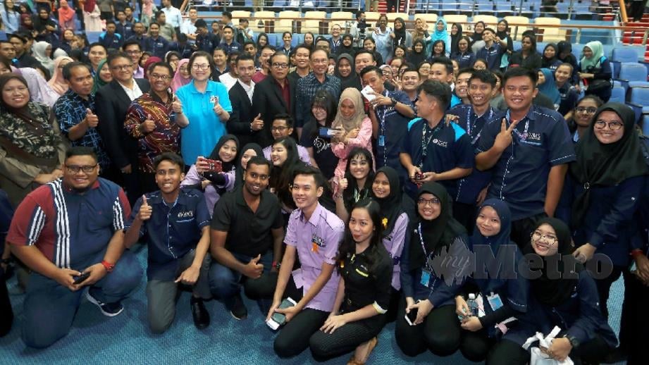 Anwar (tengah) bergambar dengan peserta pada sesi DNA23 di UMS. FOTO Malai Rosmah Tuah