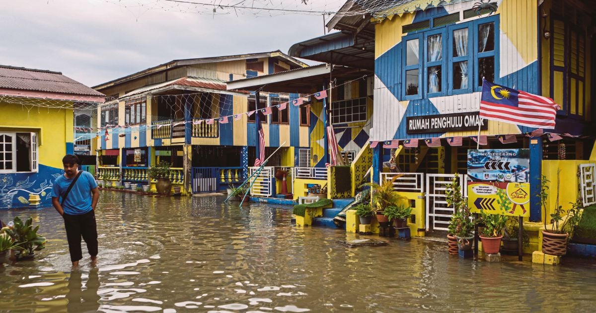 PM beri sumbangan peribadi kepada mangsa banjir di Perlis