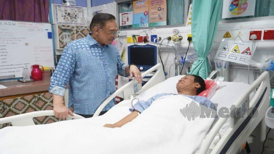 Anwar melawat Mohd Anuar yang sedang dirawat di IKTAR HKL hari ini. Foto FB Anwar Ibrahim