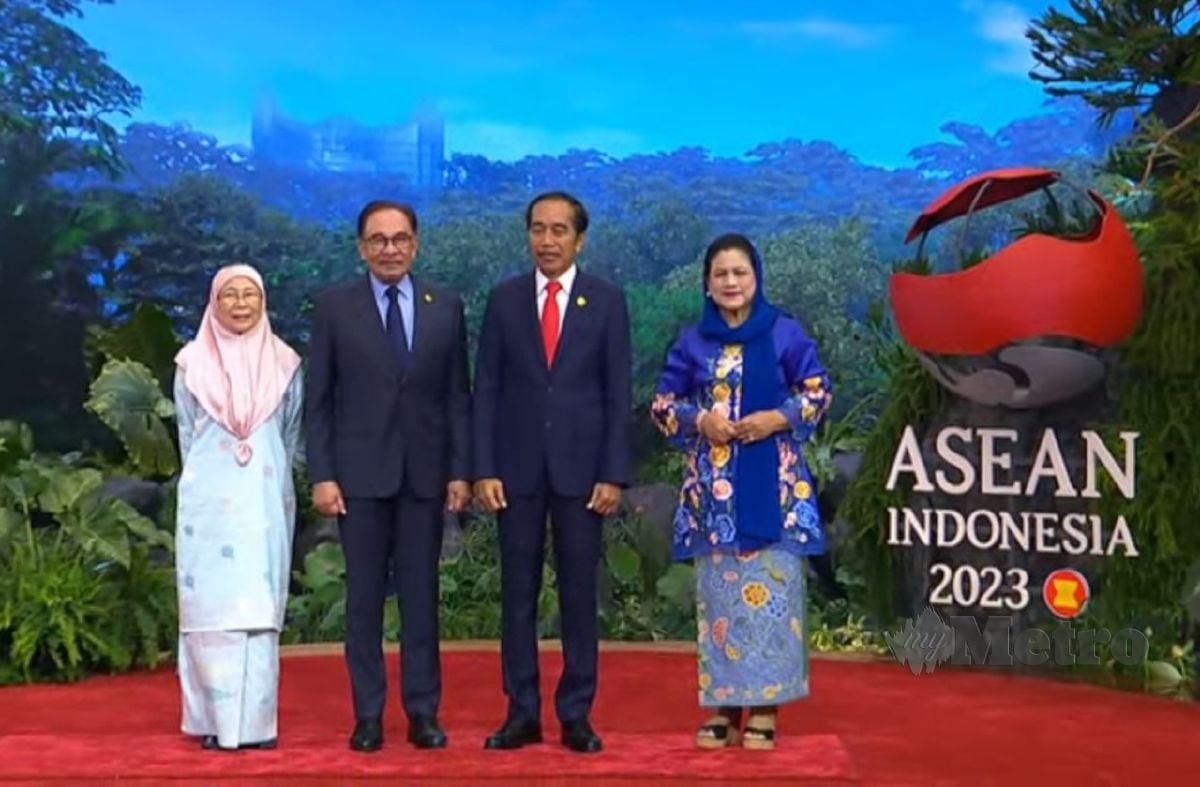 Anwar dan Wan Azizah disambut Joko Widodo dan Iriana. FOTO BERNAMA