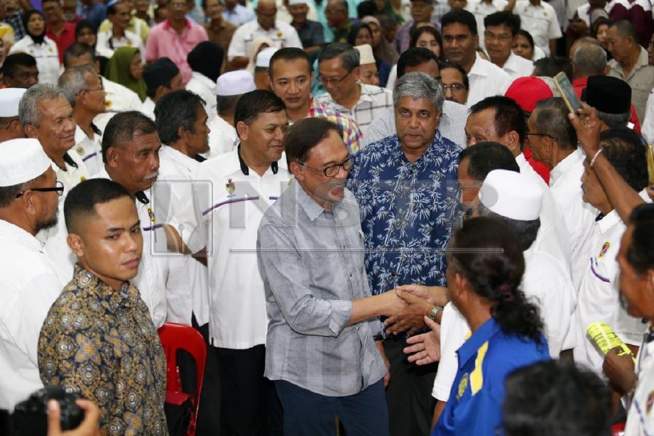 Anwar bersalaman dengan para tetamu pada Majlis Minum Petang bersama Veteran Tentera di Dewan Bagan Pinang, Port Dickson, Negeri Sembilan. FOTO Iqmal Haqim Rosman 