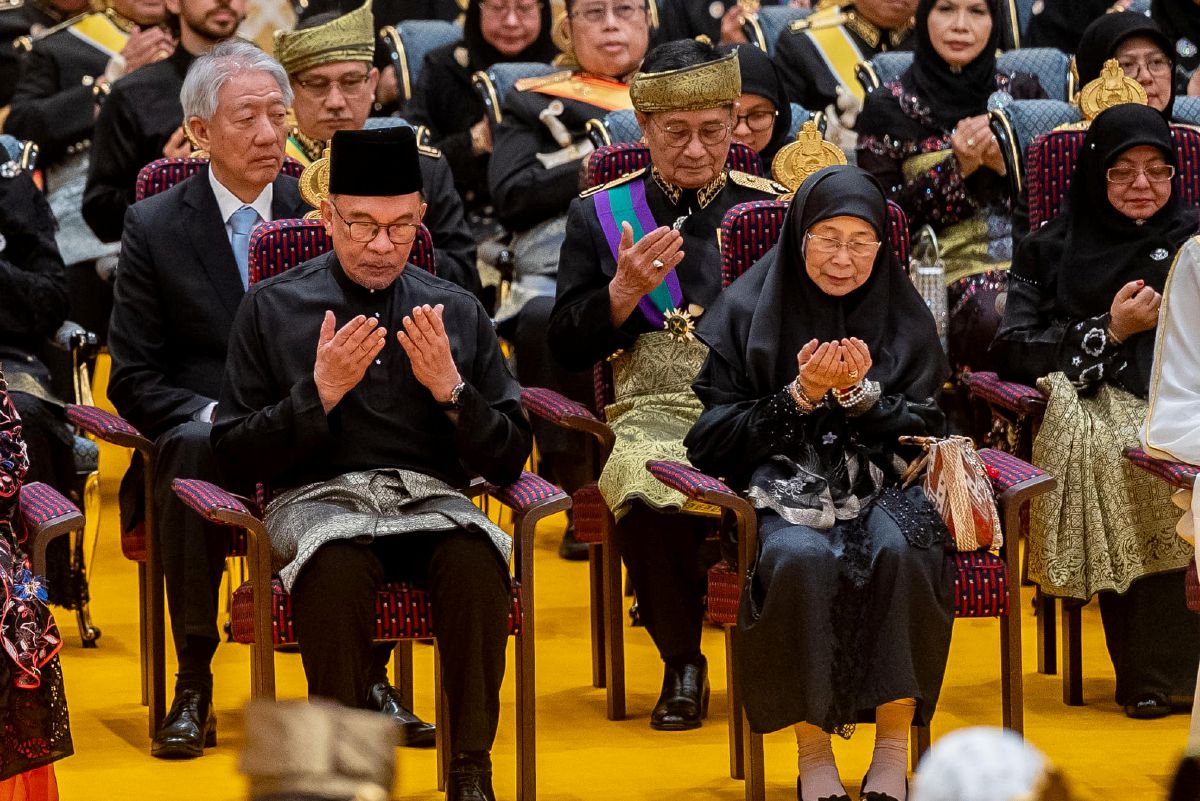 ANWAR dan Azizah membaca doa ketika ke Istiadat Persandingan Diraja Putera Mateen dan pasangannya di Istana Nurul Iman, Bandar Seri Begawan hari ini. FOTO Facebook Rasmi Perdana Menteri Datuk Seri Anwar Ibrahim