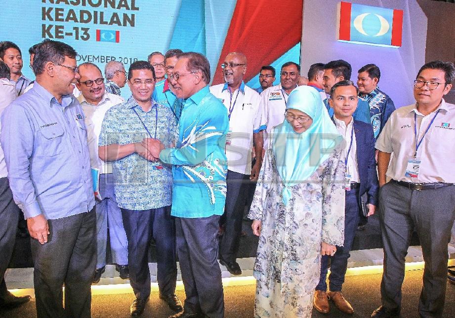 Anwar (tiga kanan) mengucapkan tahniah kepada Mohamed Azmin selepas sama-sama diumumkan sebagai Presiden dan Timbalan Presiden PKR. FOTO Luqman Hakim Zubir 
