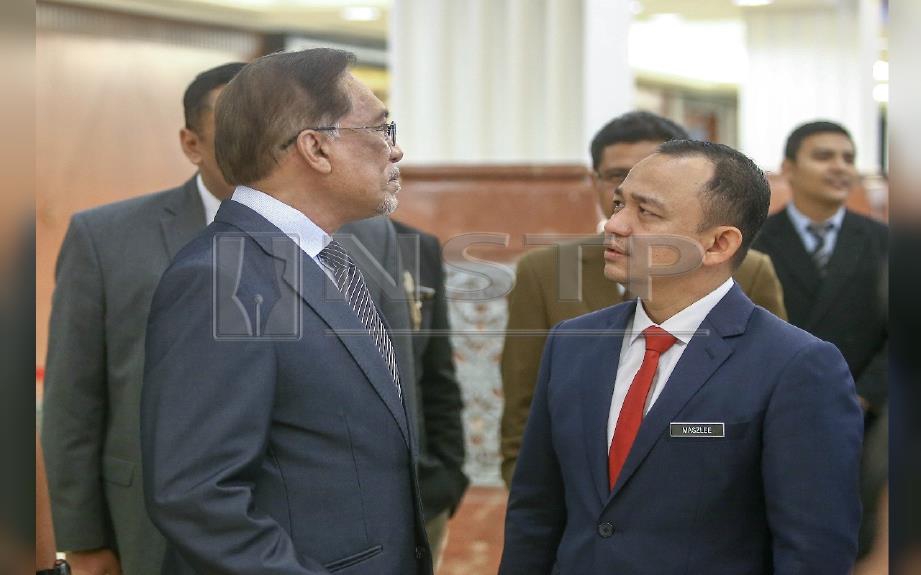 Anwar bersama Menteri Pendidikan Dr Maszlee Malik yang dikatakan antara menteri terbabit dengan rombakan Kabinet. FOTO Muhd Zaaba Zakeria 