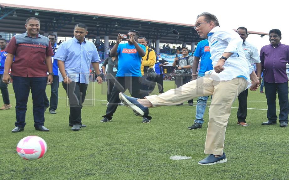 Anwar Ibrahim melakukan sepak mula pada Pertandingan Bola Sepak di Padang Merdeka, Port Dickson. FOTO Aswadi Alias