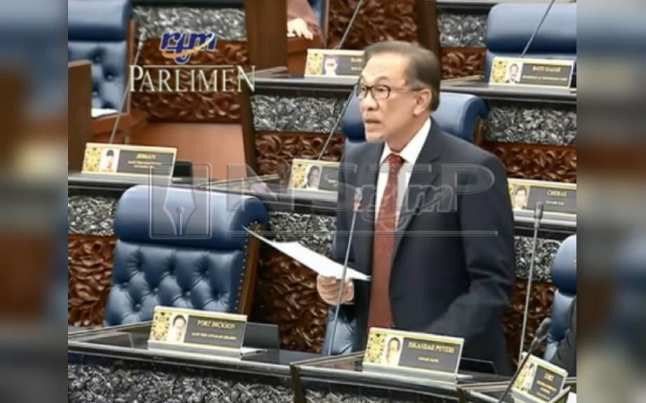 Anwar semasa membentangkan usul menolak ICERD sebelum ditolak Speaker Dewan Rakyat. 