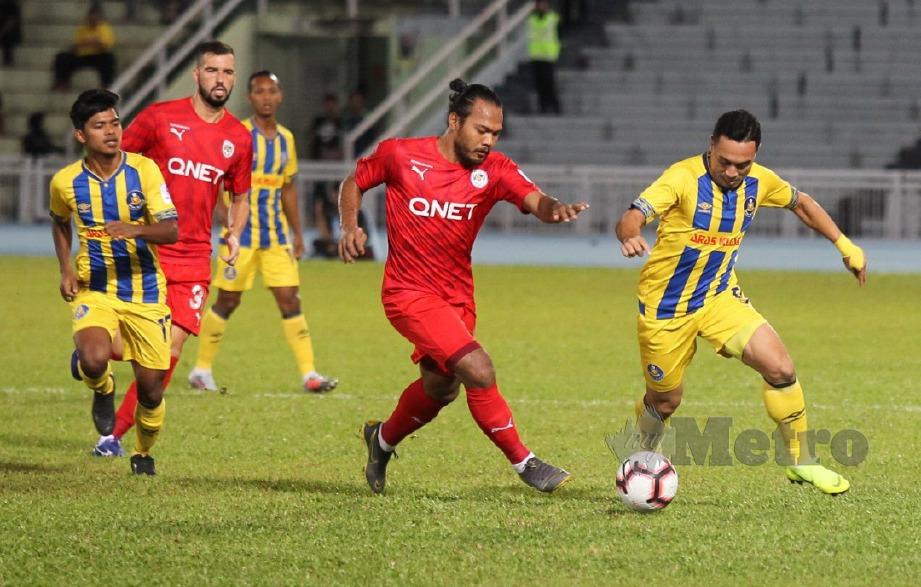 Norshahrul Idlan Talaha (kanan) diasak pemain Petaling Jaya City FC, Mohd Safie Mohd Sali dalam perlawanan Liga Super di Stadium Darul Makmur. FOTO Muhd Asyraf Sawal.