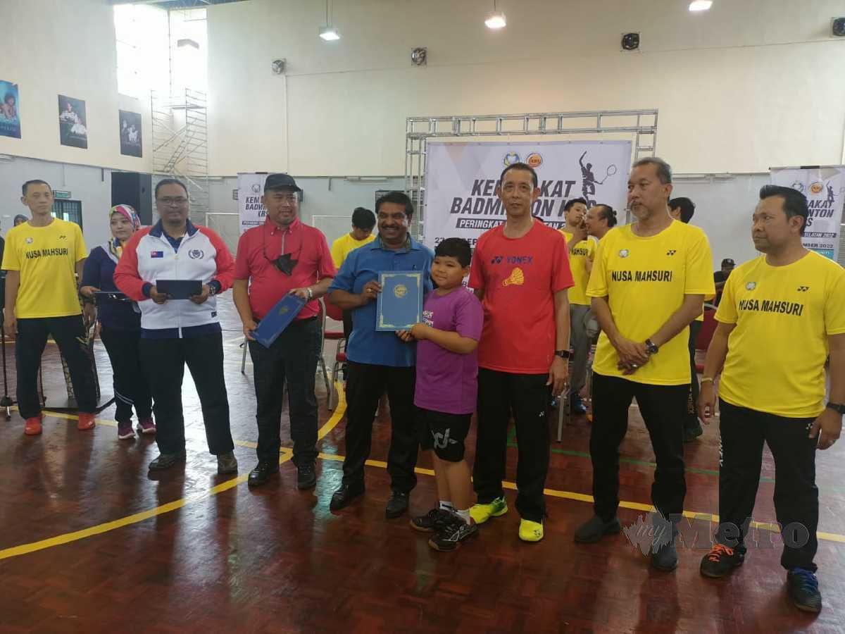 SHANMUGAM (tengah) menyampaikan sijil kepada peserta Program Kem Bakat Badminton Kementerian Belia Sukan (KBS) Zon Selatan 2022 di Kompleks Sukan Komuniti Paya Rumput, semalam. FOTO Nazri Abu Bakar