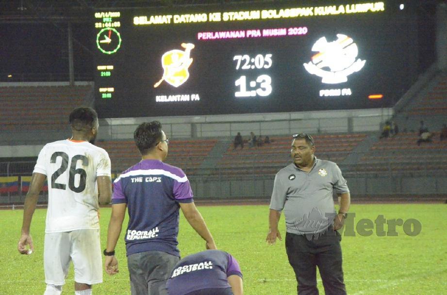 Ketua jurulatih PDRM, Mohd Ishak Kunju Mohamed (kanan) memberi arahan kepada pemain. FOTO Ihsan PDRM