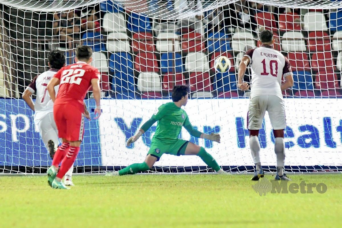 KHAIRUL Fahmi (dua dari kanan) gagal menyelamatkan sepakan penalti disempurnakan Everton, yang memastikan PSM Makassar menang 3-1 ke atas Sabah, malam ini. FOTO MOHD ADAM ARININ