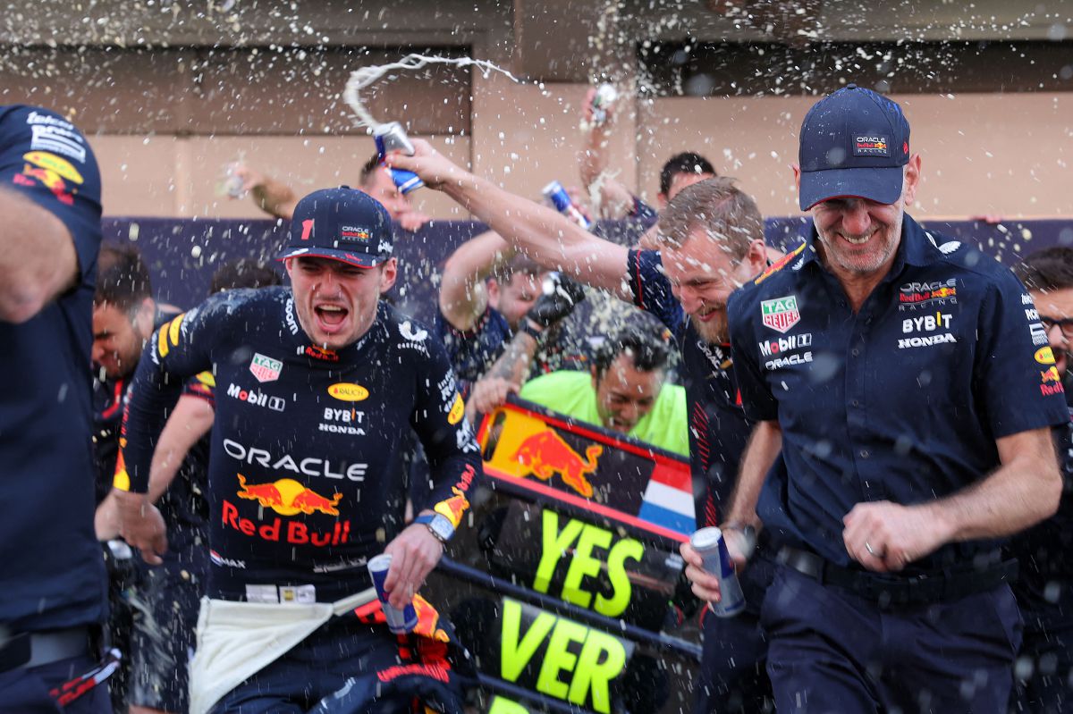 VERSTAPPEN diraikan selepas muncul juara di GP Sepanyol. -FOTO AFP