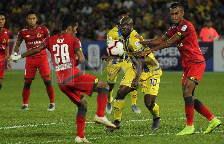 Pemain Pahang, Dickson Nwakaeme (tengah) diasak pemain Kedah, Muhammad Shakir Hamzah (kanan) perlawanan Liga Super, di Stadium Darul Makmur, Kuantan. FOTO Farizul Hafiz Awang.